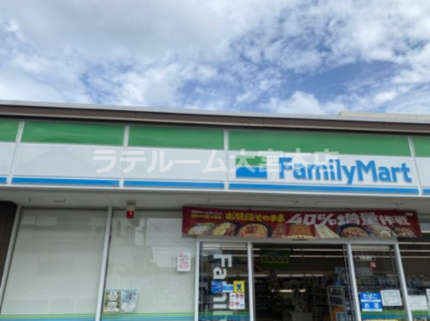 コンビニ　ファミリーマート プラスカスミ白岡駅西口店（コンビニ）まで322m