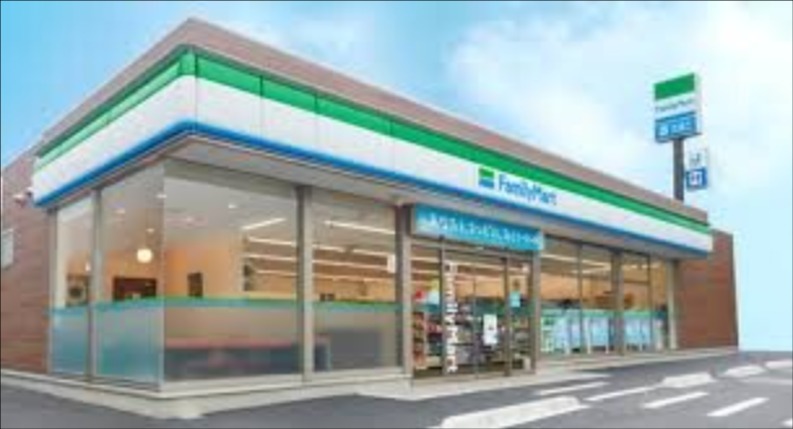 コンビニ　ファミリーマート本町橋店（コンビニ）まで550m