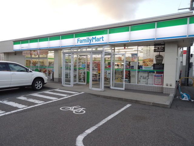 コンビニ　ファミリーマート新潟中央インター店（コンビニ）まで908m