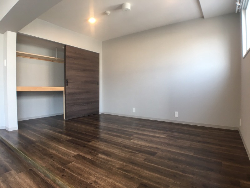 その他部屋・スペース　寝室はこちらです。光が差し込む、温かみのあるお部屋です。