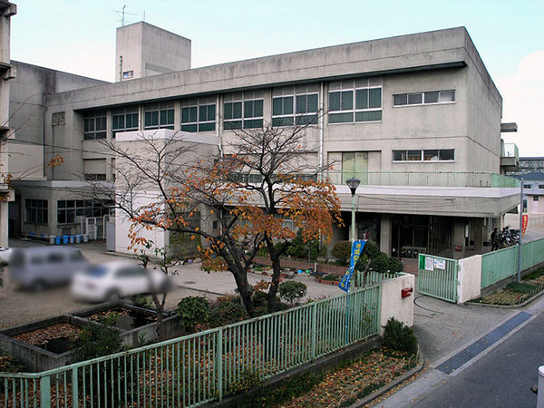 小学校　高安西小学校（小学校）まで300m