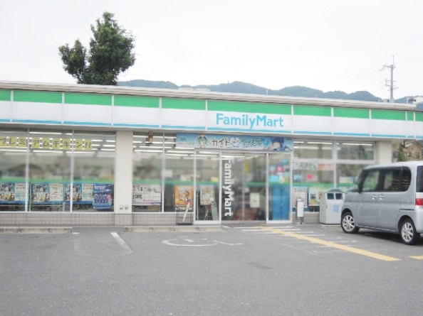 コンビニ　ファミリーマート 八尾郡川店（コンビニ）まで569m