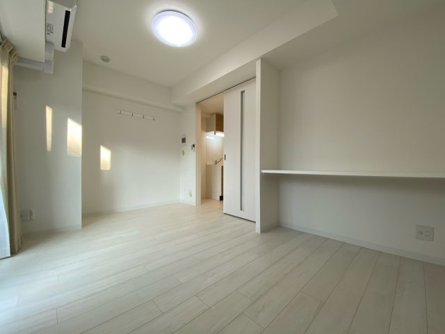 居室・リビング　西向きエアコン付き7.2帖の洋室です♪