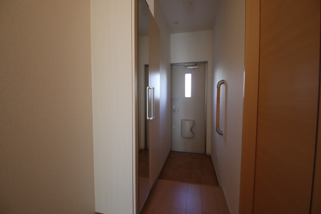 玄関　※別室の参考写真の為、現況優先です。
