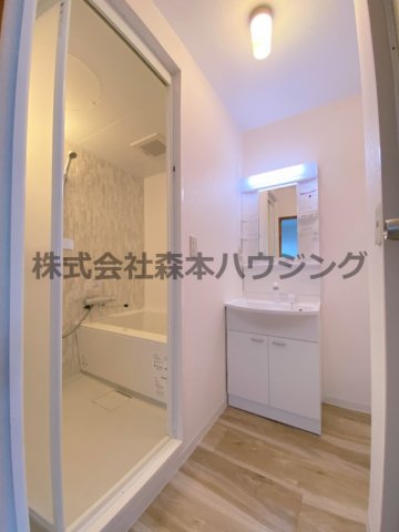 洗面設備　ゆったりとスペースのある洗面所
