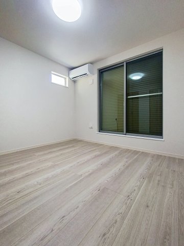 その他部屋・スペース　開放的な寝室です