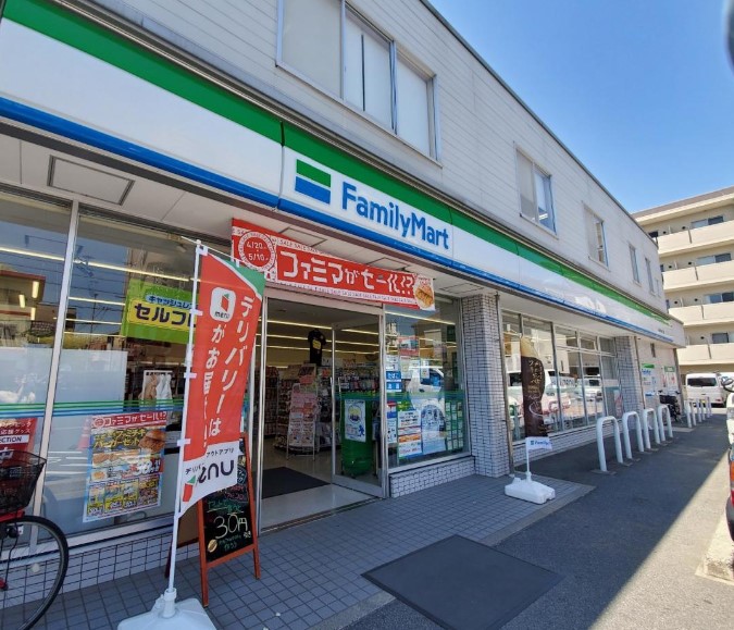 コンビニ　ファミリーマート 昭和塩付通三丁目店（コンビニ）まで332m