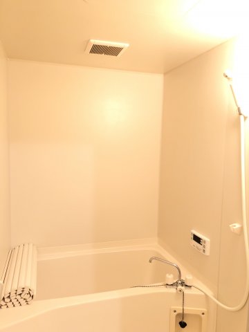 バス・シャワールーム　コンパクトで使いやすいお風呂です
