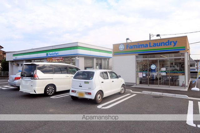 コンビニ　ファミリーマート（コンビニ）まで640m