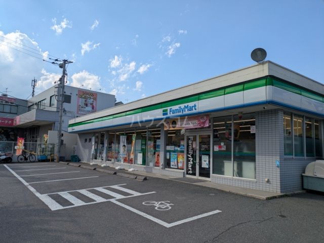 コンビニ　ファミリーマート小浦青葉若草台店（コンビニ）まで63m