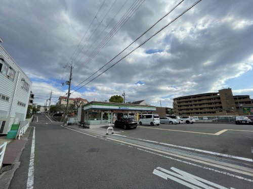 コンビニ　ファミリーマート 吹田五月が丘北店（コンビニ）まで945m