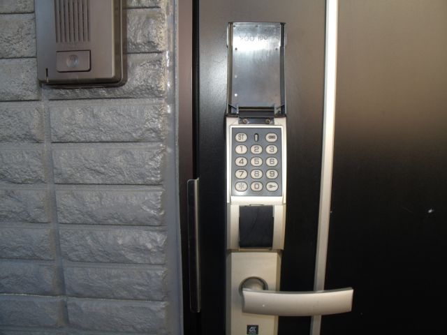 玄関　電子キーで鍵をなくす心配ありませんね