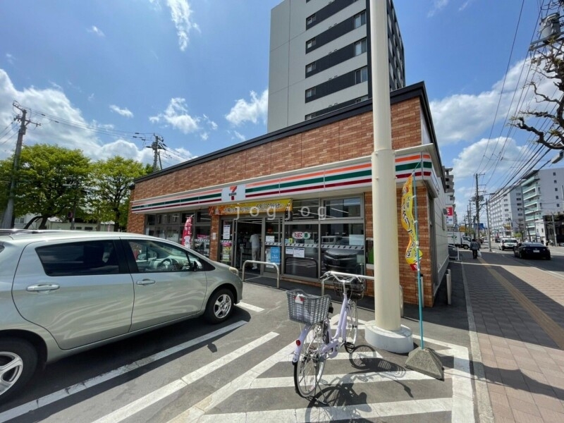 コンビニ　セブンイレブン札幌南平岸店（コンビニ）まで690m