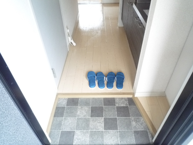 玄関　同物件別室の写真転用