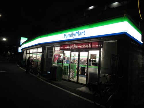 コンビニ　ファミリーマート池袋豊島三丁目店（コンビニ）まで110m