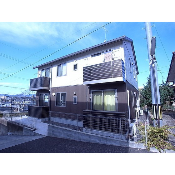 建物外観　駐車場ともに高台に立地しております。