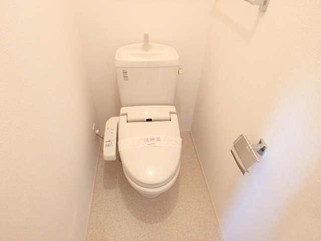 トイレ　トイレには快適な温水洗浄便座付き