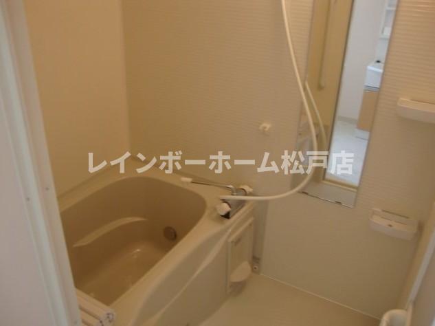 バス・シャワールーム　コンパクトで使いやすいお風呂です