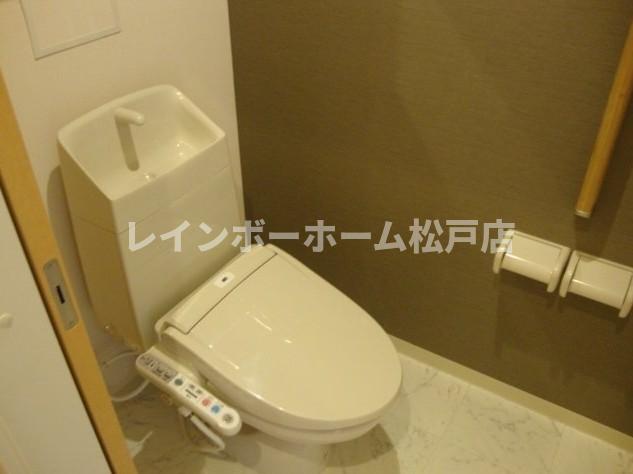 トイレ　落ち着いた色調のトイレです