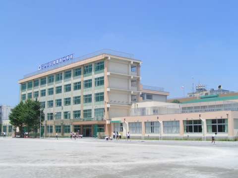 中学校　江戸川区立東葛西中学校（中学校）まで491m