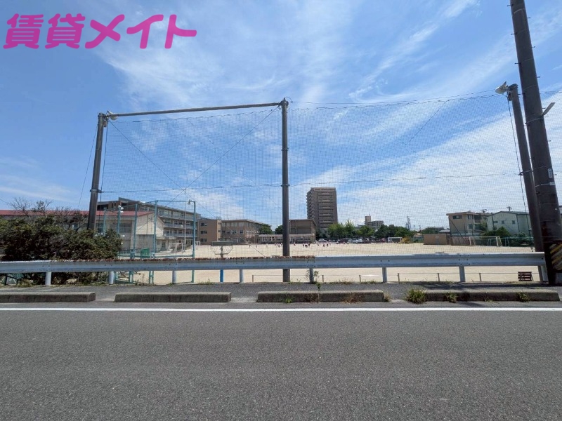 小学校　四日市市立富田小学校（小学校）まで826m
