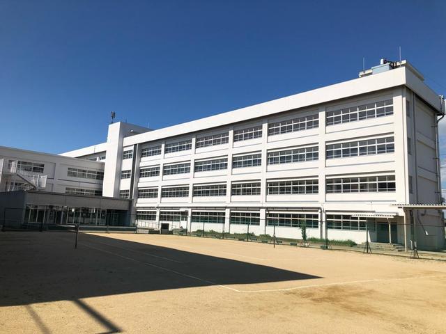 中学校　泉佐野市立第三中学校（中学校）まで473m