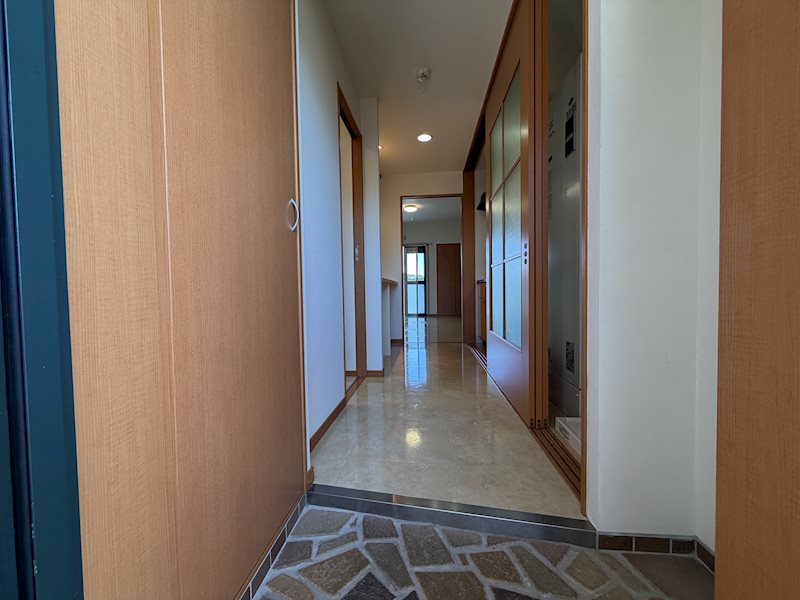 玄関　別部屋の写真です。