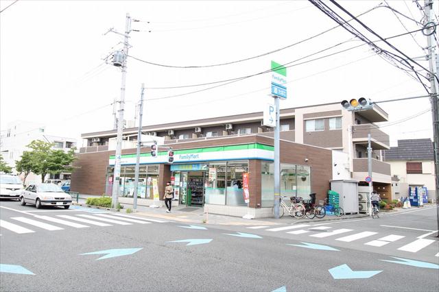 コンビニ　ファミリーマート（コンビニ）まで592m