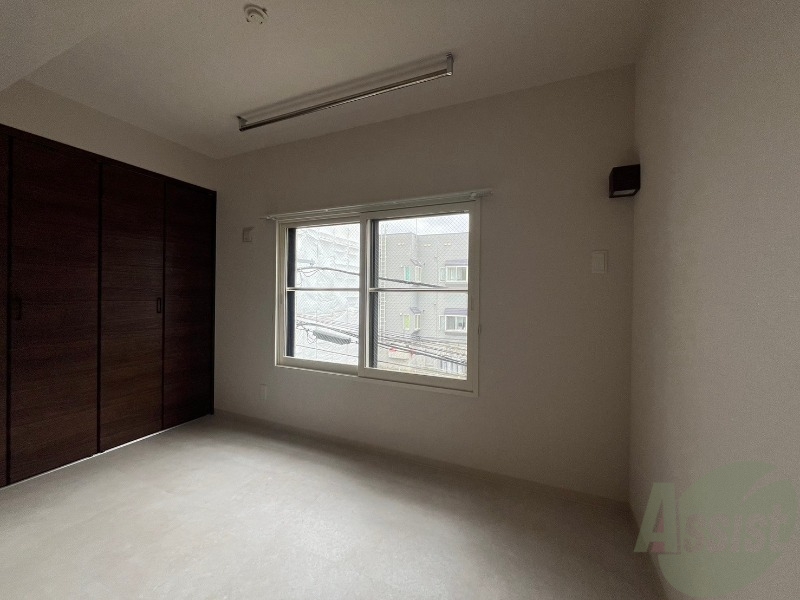 その他部屋・スペース　寝室はこちらです。光が差し込む、温かみのあるお部屋です。