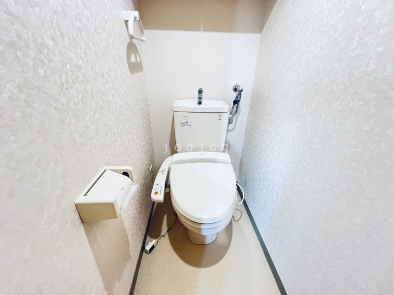 トイレ　嬉しい温水洗浄便座付きのトイレです。