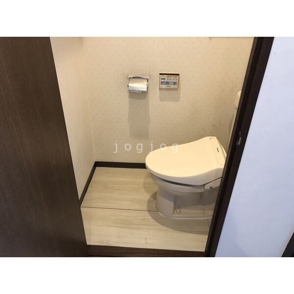 トイレ　嬉しい温水洗浄便座付きのトイレです。