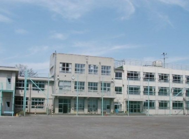中学校　新宿区立牛込第一中学校（中学校）まで453m