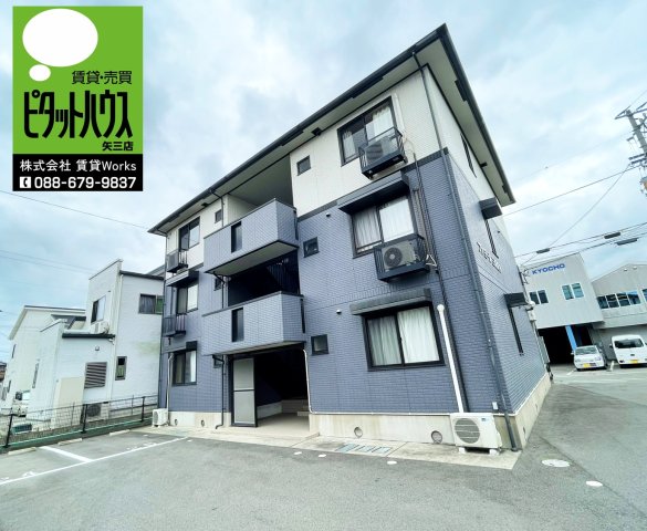 ファミール三軒屋 B棟