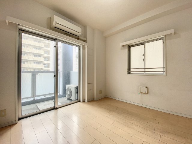 居室・リビング　明るい色の床材を使用したお部屋です