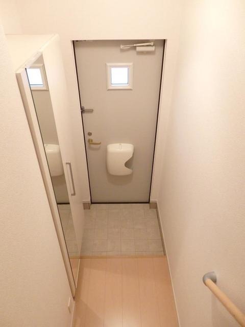 ＪＲ呉線 呉駅 バス乗車時間：20分 最寄りバス停で下車 徒歩1分 2階建 築15年の玄関写真