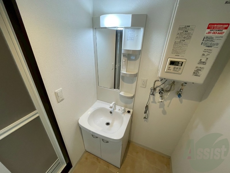 洗面設備　独立洗面台です。大きくてよいですね。シャンプーもできます！