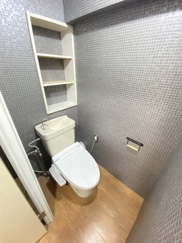 トイレ　バス・トイレ別の使いやすい水回りです。トイレには収納棚があり
