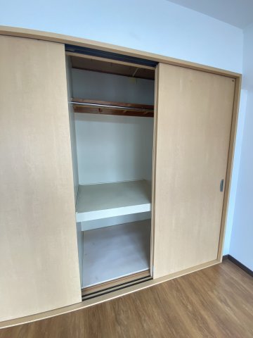 収納　奥行きのある収納スペースで、衣類や荷物などをたっぷり収納でき