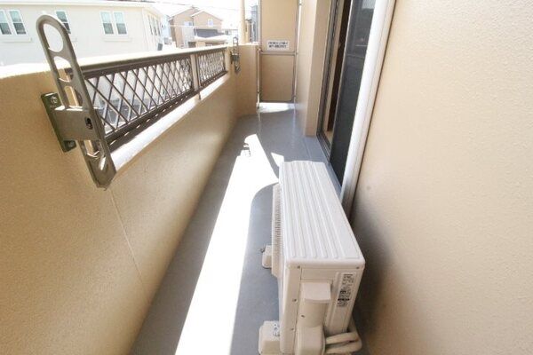 バルコニー　南向きバルコニーで洗濯物もよく乾きます