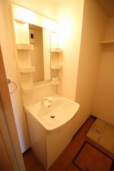 洗面設備　忙しい朝にもうれしい独立洗面台付き
