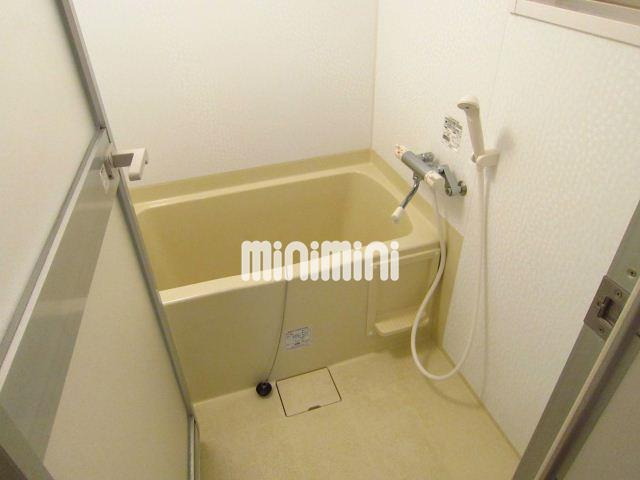 バス・シャワールーム　お風呂に窓付いてます。