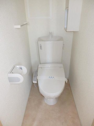 トイレ　落ち着いた色調のトイレです