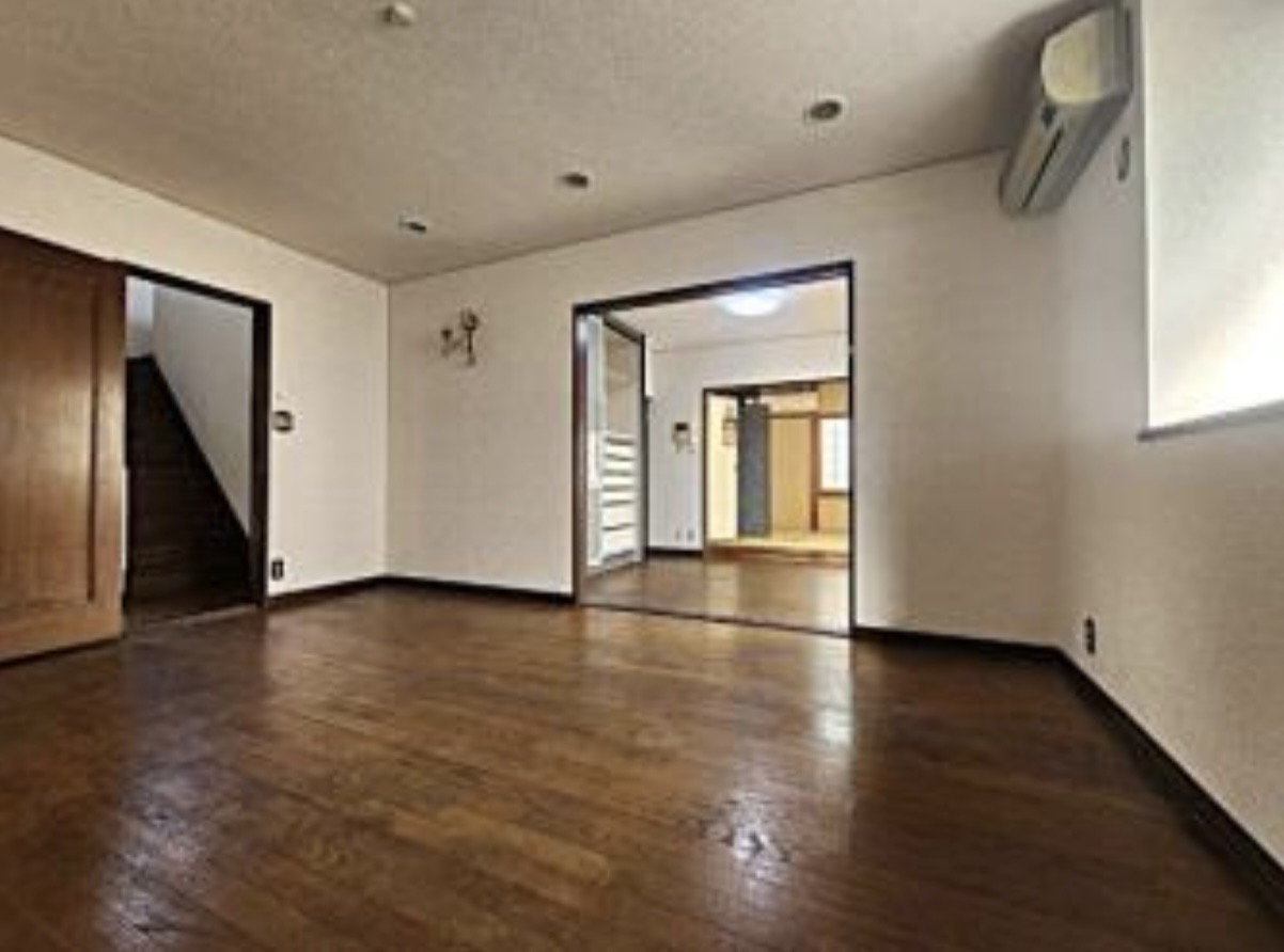 伏尾台1丁目戸建の居間写真