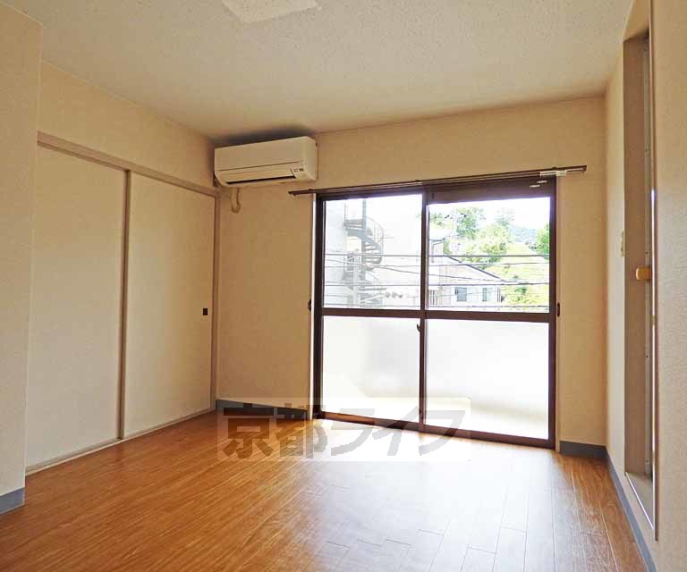居室・リビング　広々とした室内です。