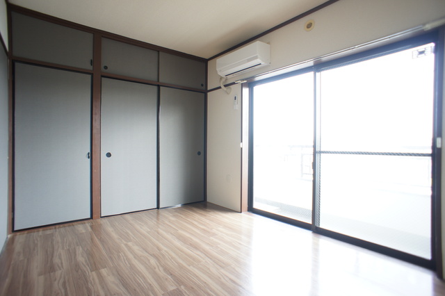 その他部屋・スペース　南東に面した洋室は採光・通風に優れた心地よい空間です！