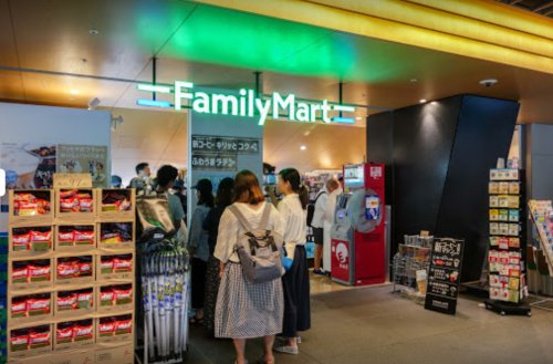 コンビニ　ファミリーマート 日本青年館店（コンビニ）まで218m