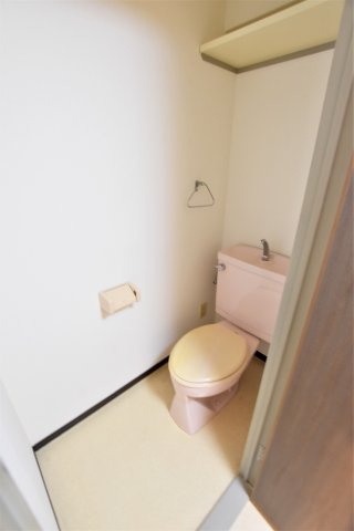 トイレ　落ち着いた色調のトイレです