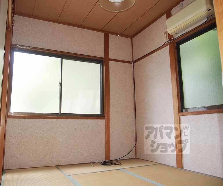 ハイツ泉涌寺の居間写真