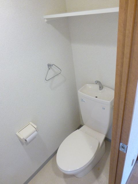 トイレ　棚にはトイレットペーパーが置けますね