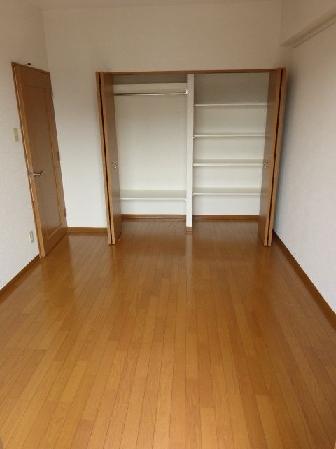 その他設備　リビング横の洋室と収納です